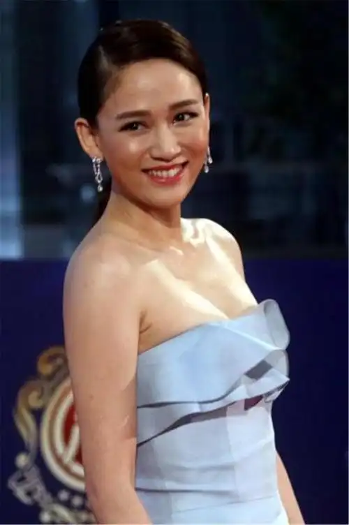 陈乔恩穿抹胸裙亮相,突然刮起一阵大风,网友:还好有两个球挂住