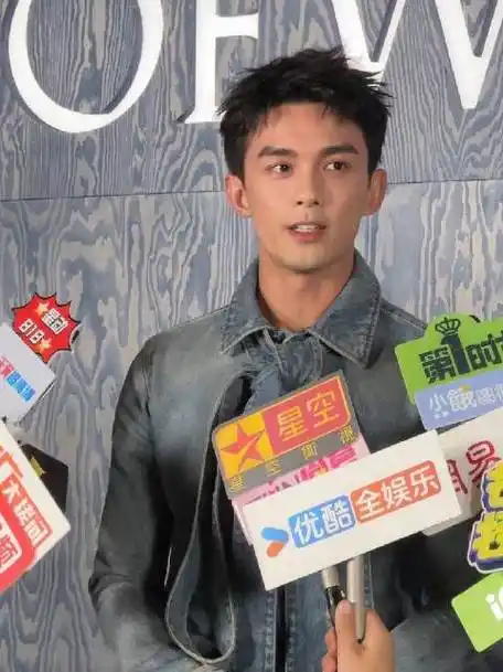 秒拍娱乐菌带你看现场#吴磊超话亮相品牌活动,牛仔上衣系了一个好大