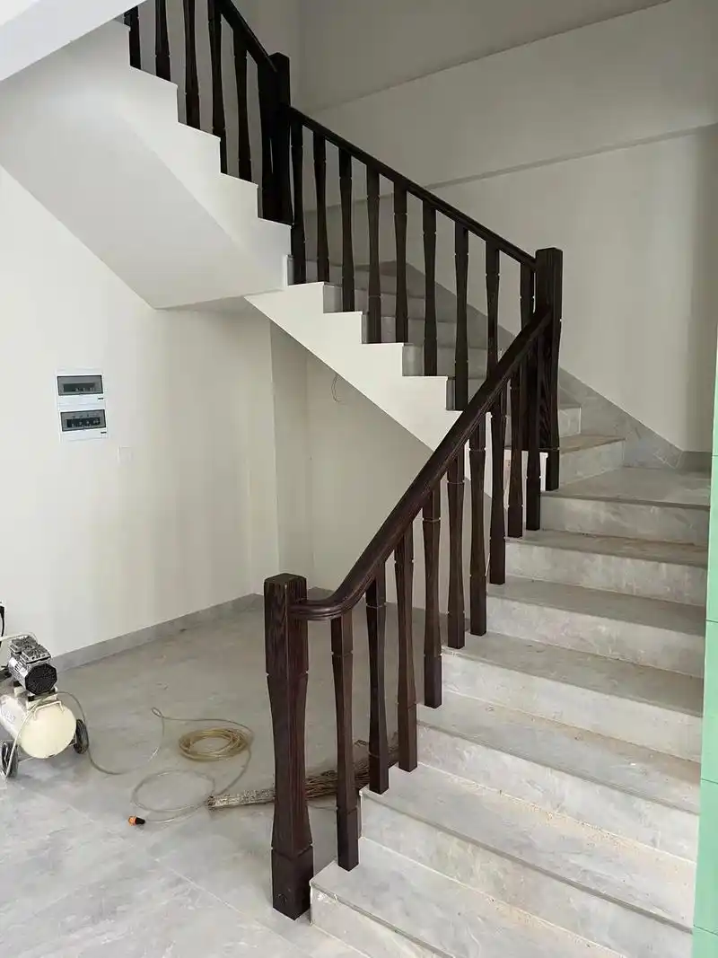 这是一款材质非常好的美国红橡楼梯,做的开放漆, - 抖音