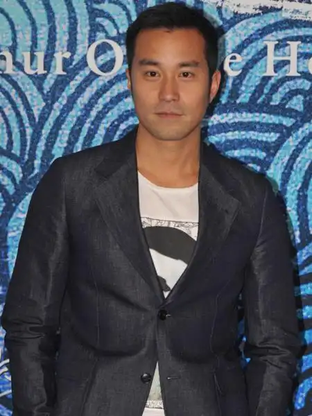 张孝全西装谁说西装只能搭配t恤和衬衫的,polo衫做内搭也不错,张孝全