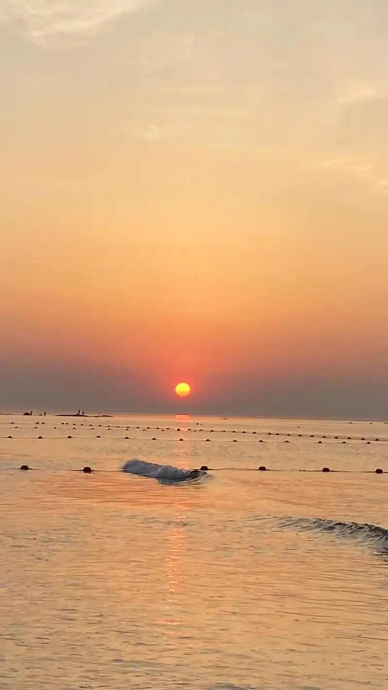 日照海边日出.太阳从海平面升起,殷红一片,人与大海和谐共处  - 抖音