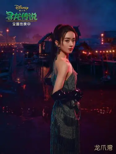 赵丽颖动画电影配音首秀白色镂空裙尽显腰线黑色皮手套太酷飒