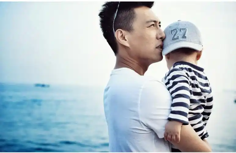 合照,6岁靳小爷忙赶作业,4岁二爷开心逗天鹅|李佳|靳东|天鹅_新浪新闻