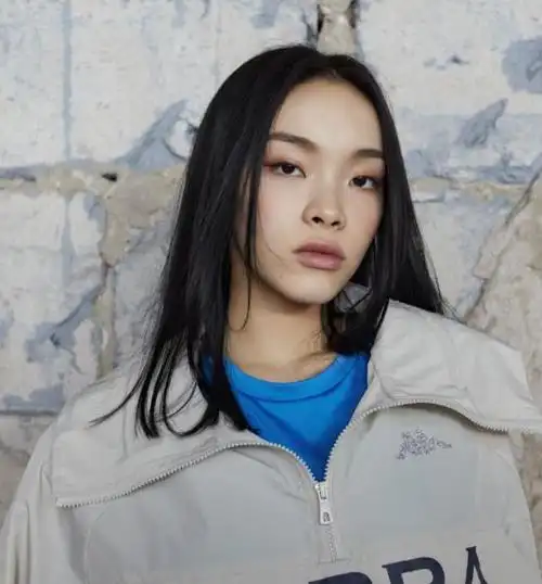 歌手刘柏辛红毯大秀腰线,性感到让人移不开眼|性