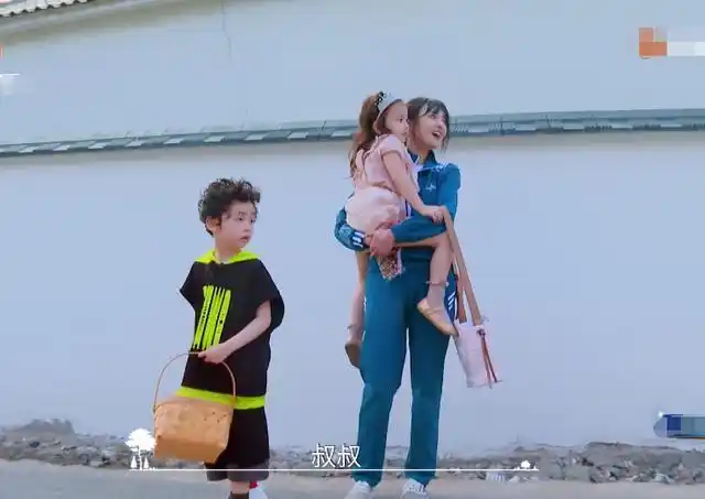 郑爽带两个孩子坐三轮车,见到她在车上的小举动,西瓜姐姐我爱了