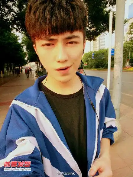 高中男生大学生留什么发型比较潮男生帅气短发图片2