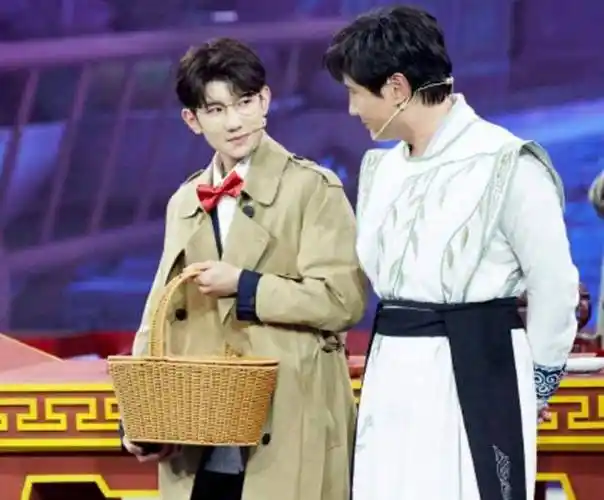 原创背锅大师王源被易烊千玺两次背刺成绩出色却被立学渣人设