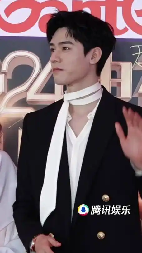 现场尖叫声爆棚#龚俊丝巾领带##龚俊西装矜贵感#腾讯娱乐的微博视频