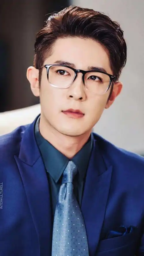 季肖冰是很动人并且特别的存在,青春少年感与成熟魅力和谐并存!