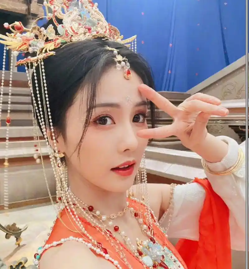 白鹿晒《长月烬明》剧组自拍照,穿着戏服比耶甜美可爱.