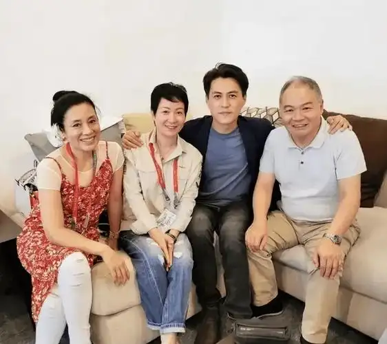 46岁靳东家庭聚会照!亲妹身材高挑和他共用一张脸,外甥女五官精致