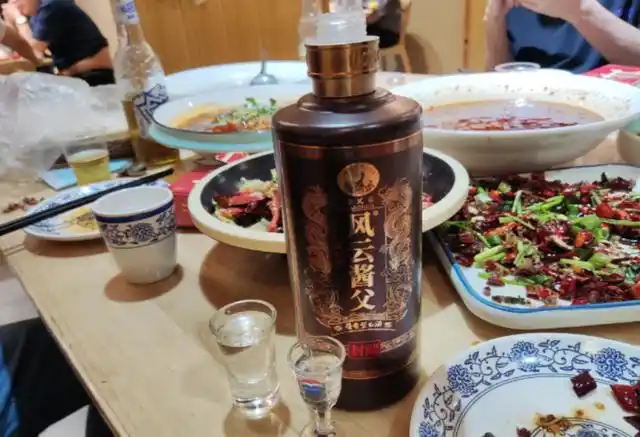 到饭店喝酒,为啥"不让自带酒水"?