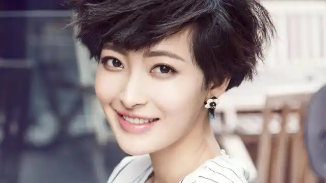 女艺人杨洋短发俏皮写真