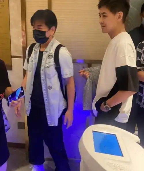 身材壮硕体重接近200斤,网友直言比爸爸显老_林志颖_照片_儿子