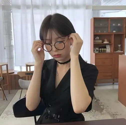 戴眼镜女生的短发