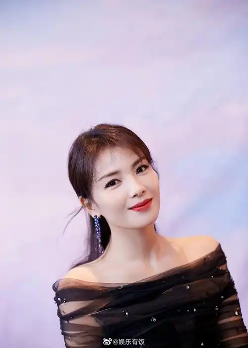 刘涛tamia 一袭黑色繁星长礼裙,唯美大气,气场全开,造型精致