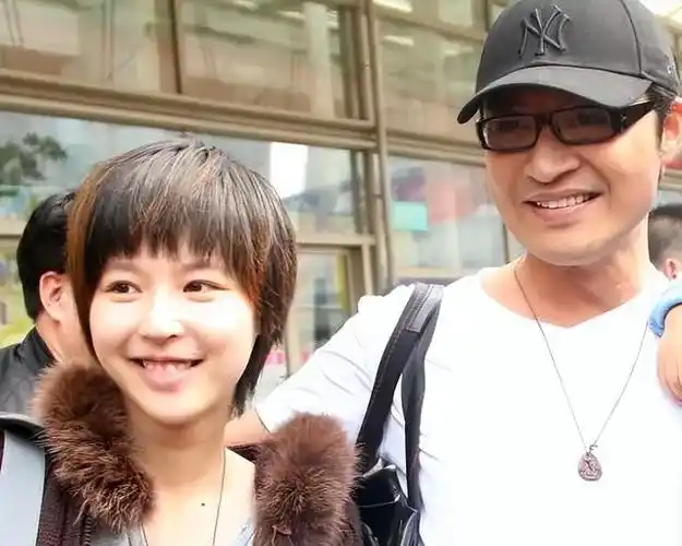 生活中,马景涛跟前妻唐韵离婚,之后在拍戏中认识了大美人田丽,两个人