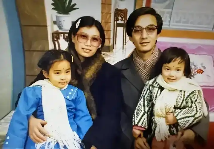 王珞丹家庭旧照:幸福温馨 王珞丹在其个人社交媒体平台上发布了与父母