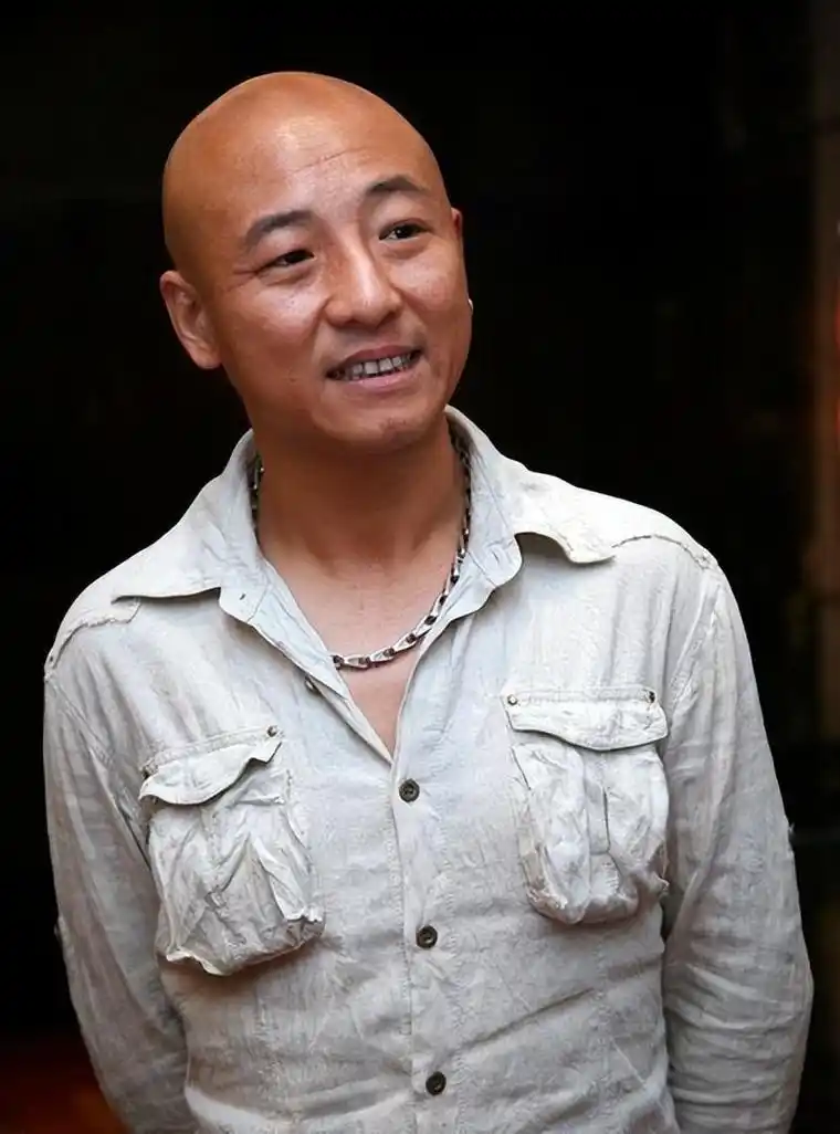 周晓鸥:和吴京是发小,婚姻失败独自抚养儿子,53岁成全能艺人