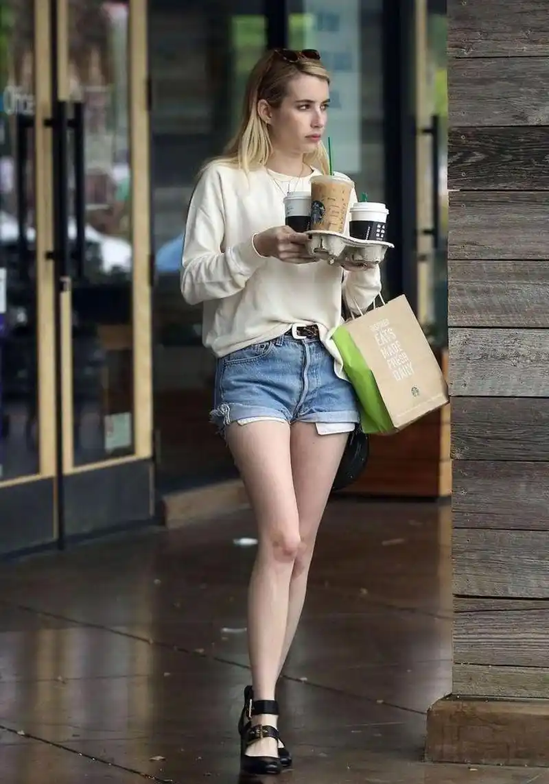 女生的穿搭教科书,身高157的emmaroberts是衣品最好的小个子女明星