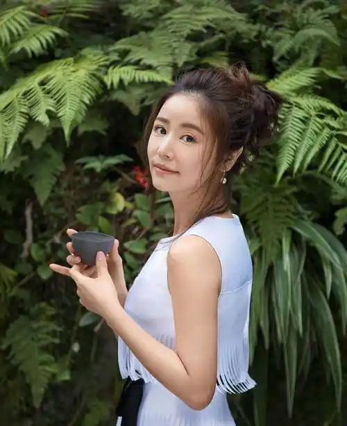 林心如只不过将头发扎了起来,44岁美回32岁,早该选这款发型了_造型