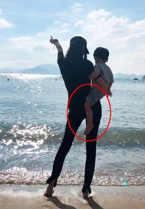 baby罕见晒与儿子同框照片母子俩面对大海小海绵长腿抢镜