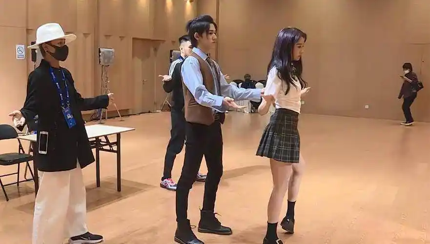 关晓彤宋亚轩跳舞花絮曝光被强制要求贴近身体这身材真实吗