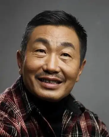 祖籍山东,内地男演员,1982年毕业于中央戏剧学院表演系,毕业