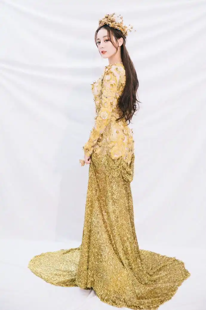迪丽热巴金色礼裙,优雅曼妙温婉迷人,身材太好了!