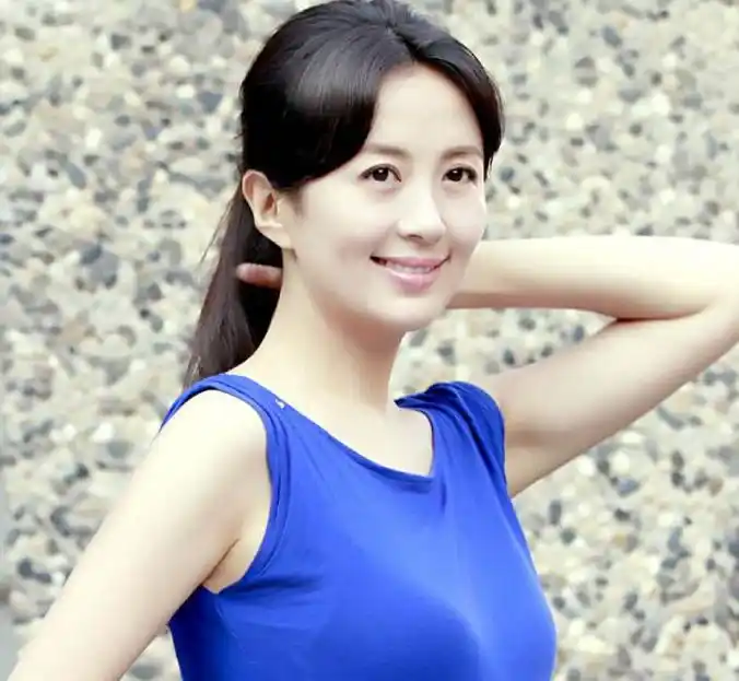 杨童舒罕见亮相,波点吊带裙配丸子头,一张大脸尽显甜美端正!