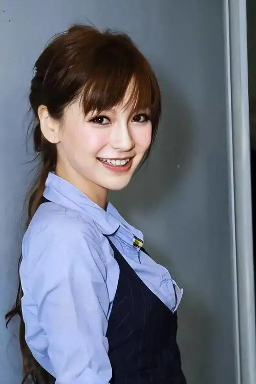 杨颖不愧是模特出身,曼妙身姿令人向往,口罩都难挡绝美容颜