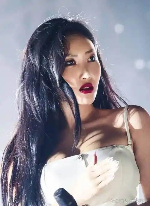 韩国女歌手华莎,热舞手摸裆位,浴池脱去露后背,婆婆喜欢好生养_表演