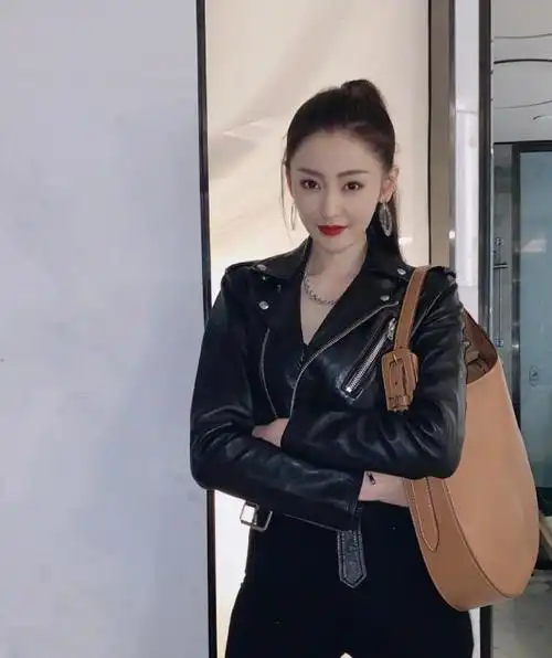 张天爱帅气造型来袭黑色皮衣配黑长直马尾冷艳高级又有气场