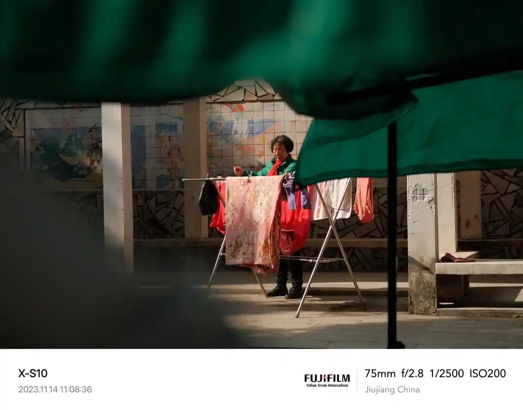 用镜头记录平凡生活中平凡的人