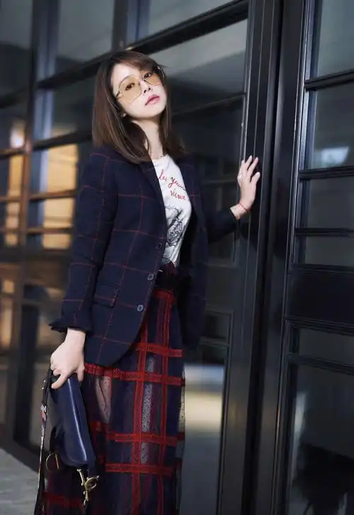 林心如格纹套装穿出170既视感,街拍还换不同首饰,真是壕气