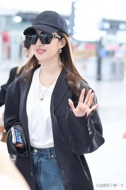 虽然刘亦菲的衣品一直以来都被认为是平平无奇,但是这一次的装束却