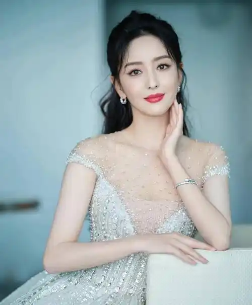 佟丽娅的神秘魅力:绽放的魅力引人注目!_未来_演艺事业_艺术