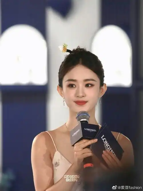 赵丽颖超话赵丽颖今日活动生图状态赵丽颖丸子头簪发造型,好美,端庄