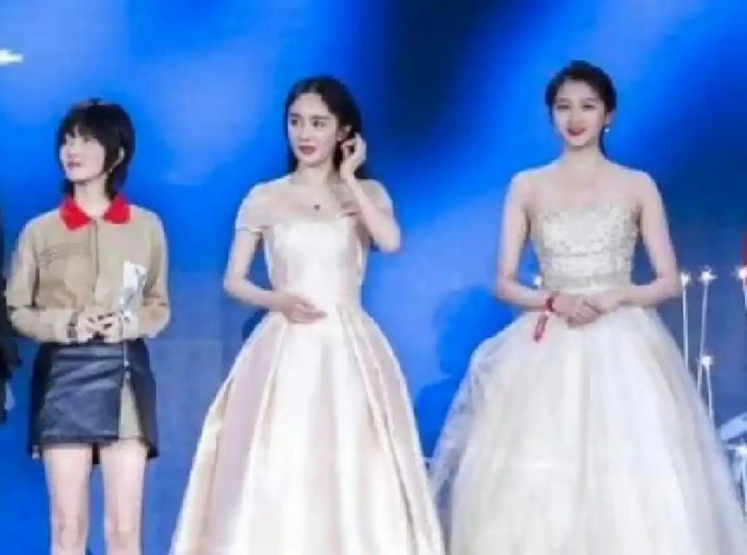 关晓彤真正的同框杀手,一合照都把同框的杨幂,刘浩存,赵露思,热巴给秒