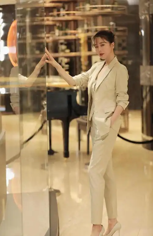 左小青的私服穿搭真简约格子外套内搭一身黑造型减龄又高级