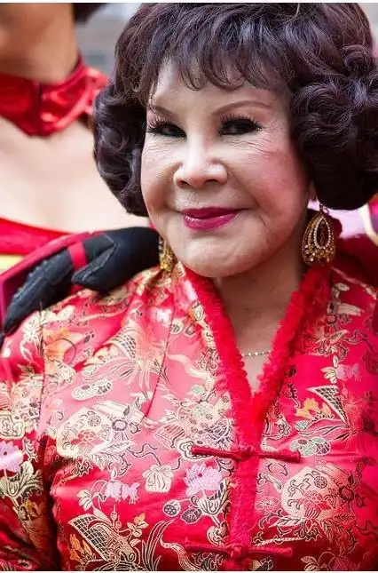 晒裸照生前办葬礼!港星黄夏蕙尺度太大