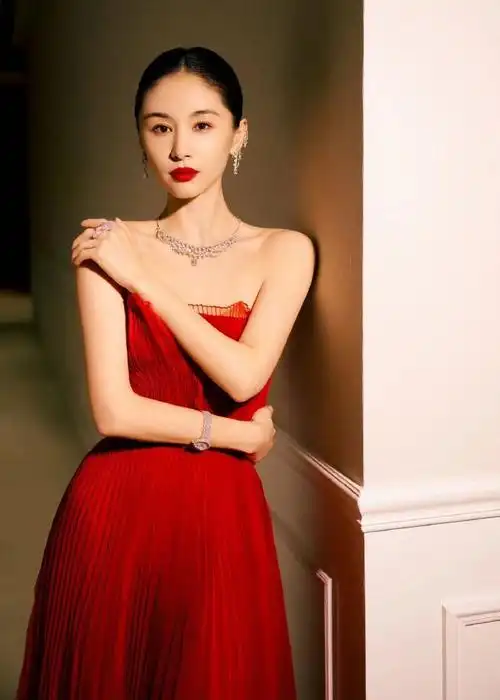 #王子文水光肌##王子文好明艳的美#