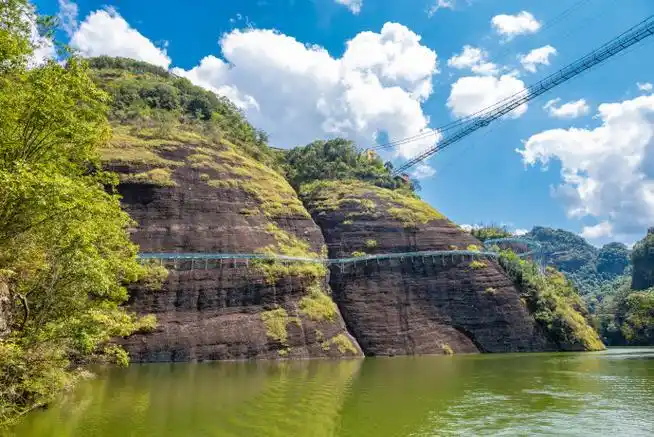 从武汉出发自驾三个小时来到位于九江修水东浒寨景区.