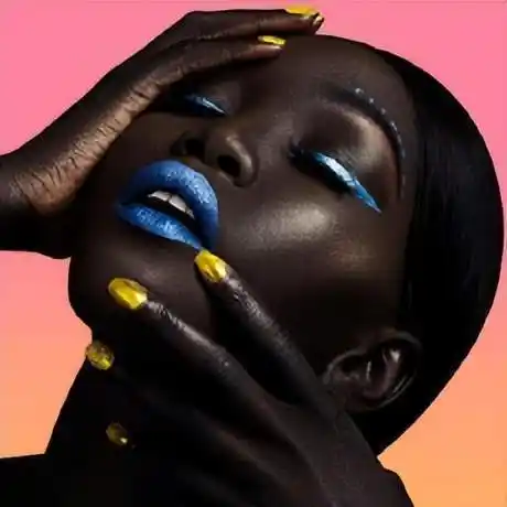 世界最黑女模特:从难民营走上t型台,连黑人都嘲笑她的肤色_尼亚金