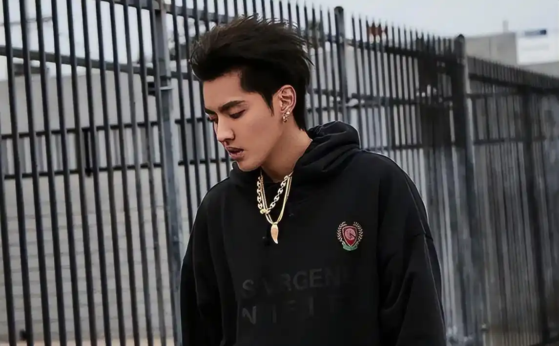 吴亦凡近照疑似曝光,发福到认不出来,当上"副班长"仍坚持写歌