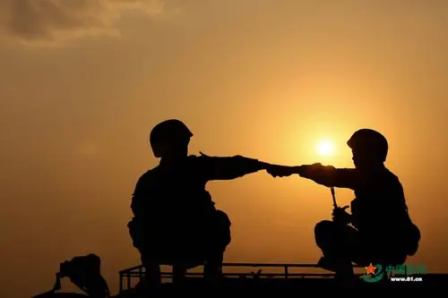 南疆光影丨夕阳西下时的天边风景线