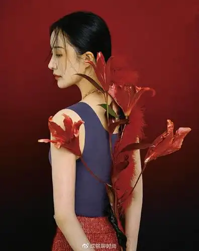 舒畅元宵节晒写真红色纱裙西装混搭超喜庆容颜俏丽精致迷人