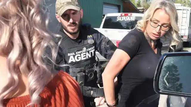 美国赏金猎人抓逃犯,遇到激烈抵抗,这一家子都不是"省油的灯"!