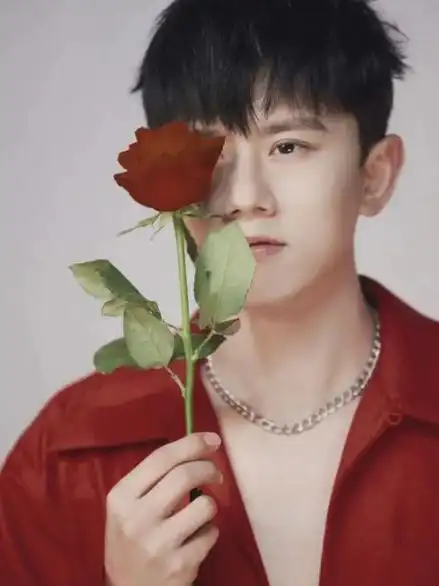 张杰演唱会为粉丝定制19层蛋糕颜色鲜艳质地可疑网友真抠门