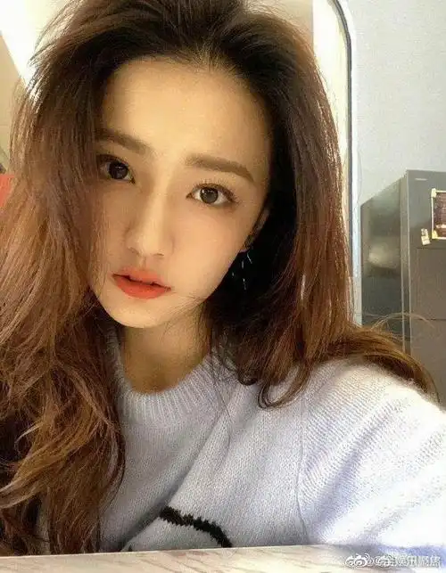 徐璐车内素颜自拍